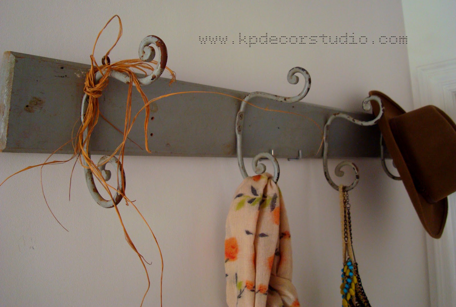 perchero de pared de madera decoración vintage cómo decorar un recibidor estancia entrada de casa perchas pomos comprar colgadores