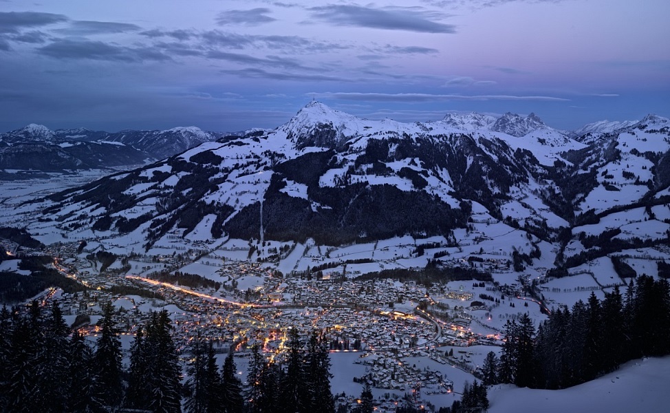 kitzbuehel-bei-nacht-ortsansicht-im-winter