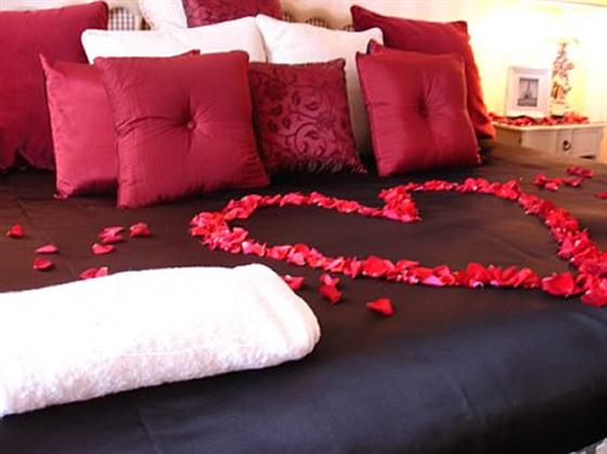 Bedroom-decoration-for-Valentine’s-Day