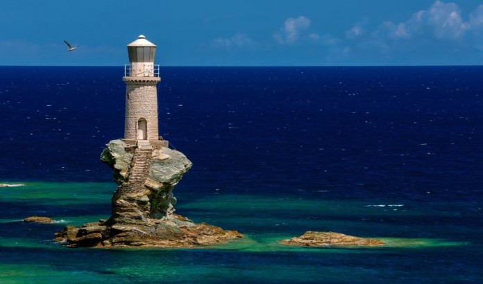 tourlitis-lighthouse-in-the-hora-of-andros-696x410