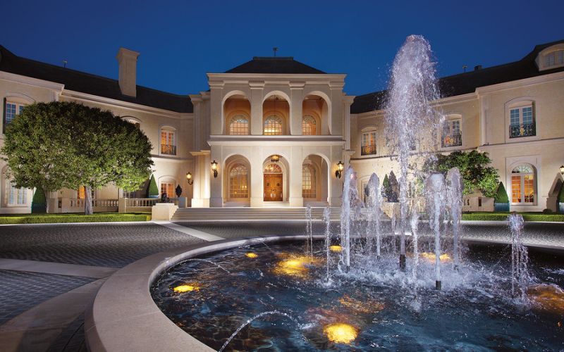 94d4ddd0-176d-11e4-8510-e1f4a415b9a0_spelling-manor-front-fountain