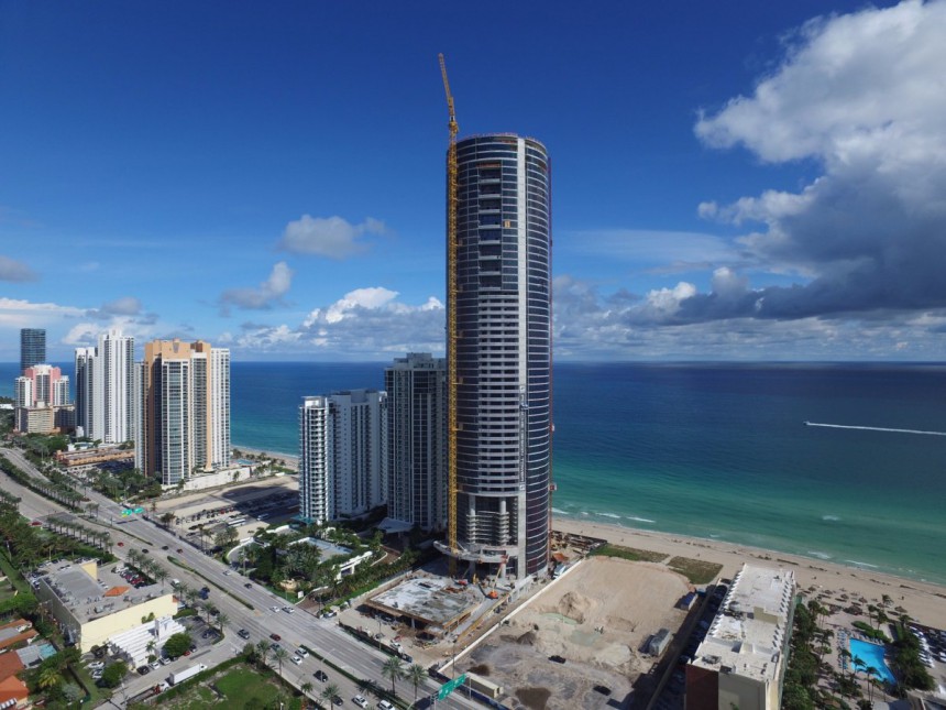 961022_the-tower-is-60-stories-tall-rising-650-feet-on-the-shorefront-of-sunny-isles-beach