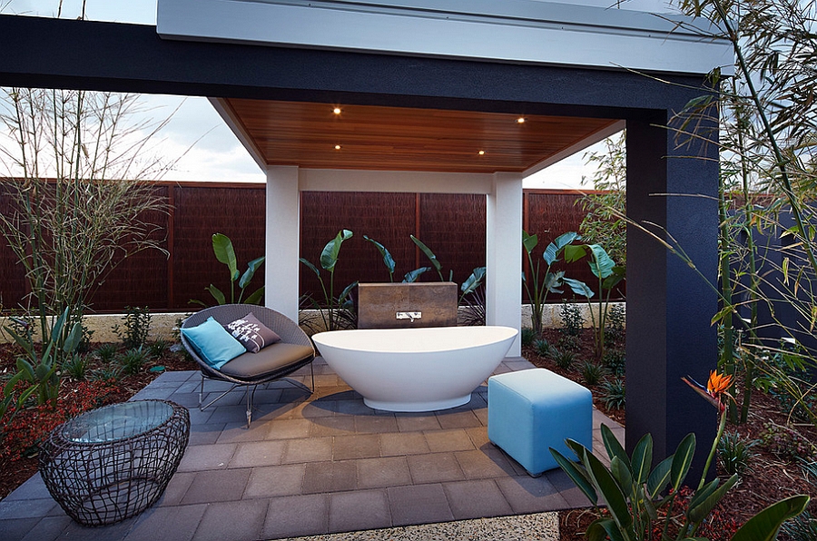 Give-the-porch-an-unexpected-twist-with-the-bathtub