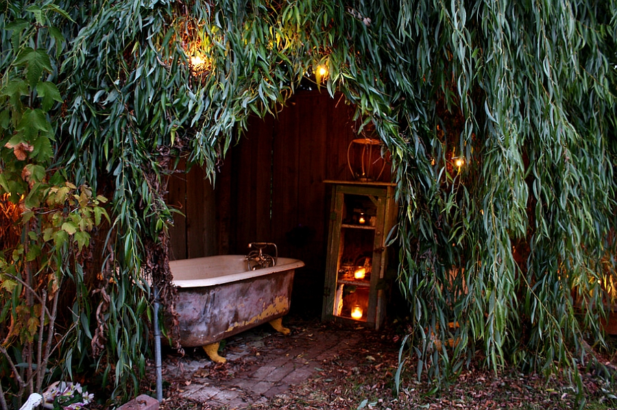 Natural-canopy-offers-the-perfect-spot-for-an-outdoor-bath