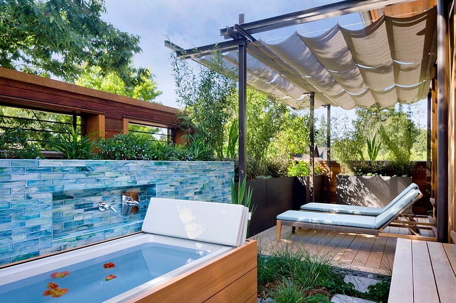 Posh-bathtub-turns-the-porch-into-a-private-spa