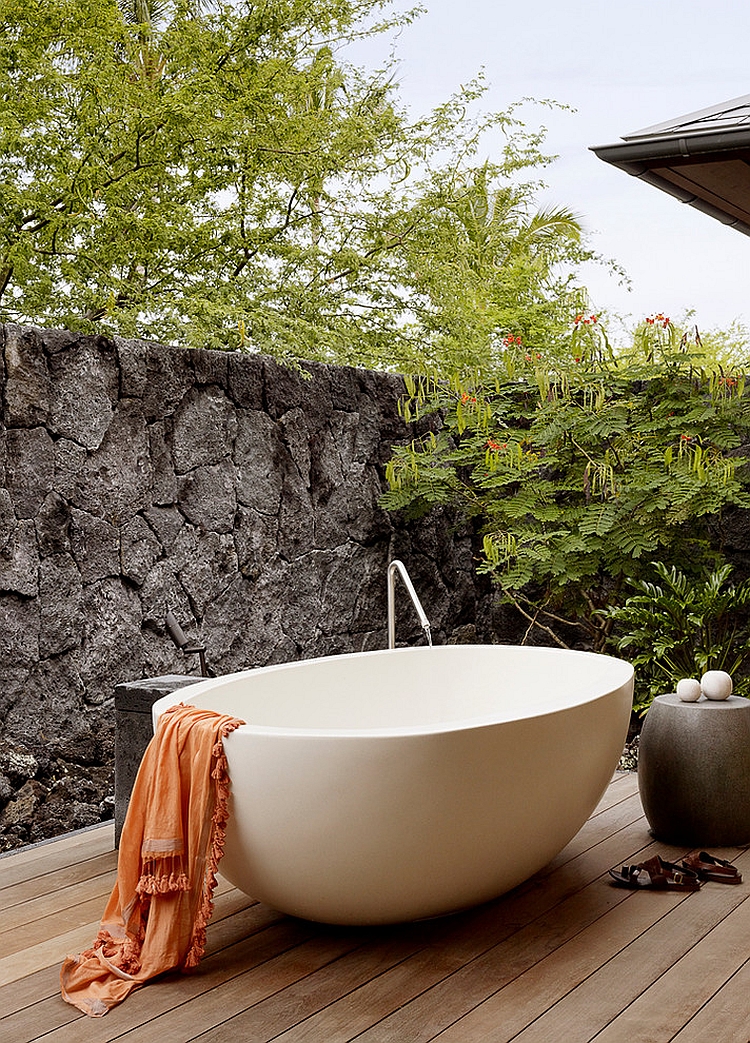 Standalone-bathtubs-convert-the-backyard-into-a-place-for-a-refreshing-dip