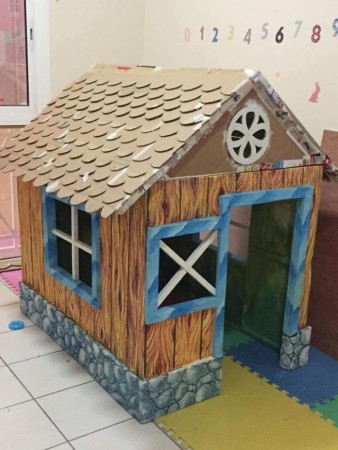 grandfather-builds-cardboard-playhouse-for-his-littler-grandaughter-10__700-338x450