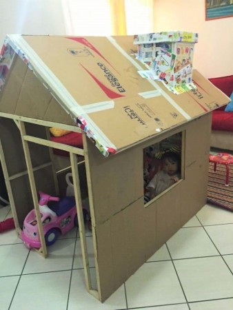 grandfather-builds-cardboard-playhouse-for-his-littler-grandaughter-4__700-338x450