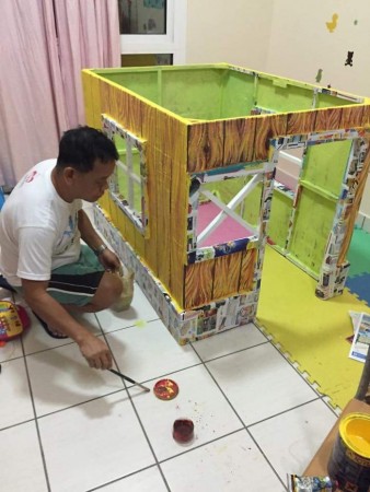 grandfather-builds-cardboard-playhouse-for-his-littler-grandaughter-6__700-338x450