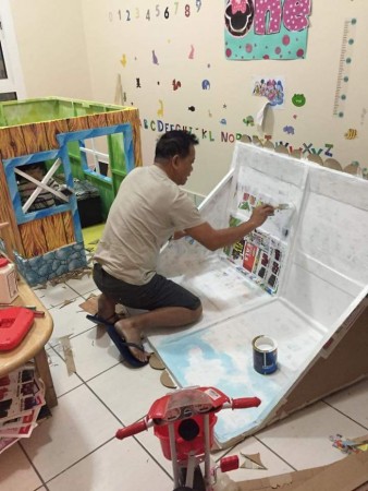 grandfather-builds-cardboard-playhouse-for-his-littler-grandaughter-7__700-338x450