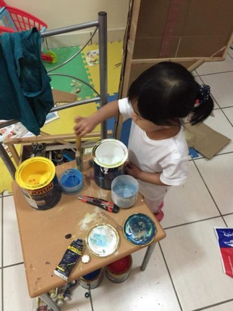 grandfather-builds-cardboard-playhouse-for-his-littler-grandaughter-8__700-338x450