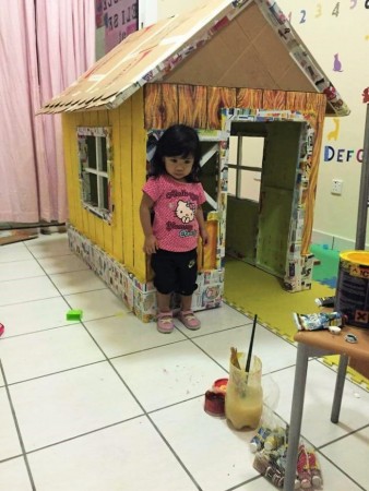 grandfather-builds-cardboard-playhouse-for-his-littler-grandaughter-9__700-338x450