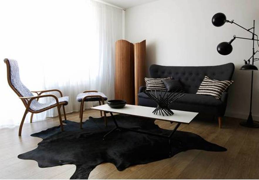 minimal-decoration-ideas-with-mid-century-furniture-and-black-faux-skin-rug-and-swring-arm-floor-lamp