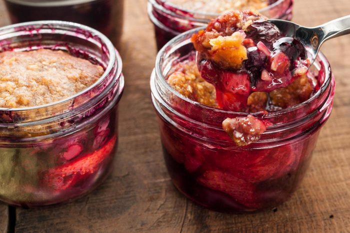 2-strawberry-blueberry-crisp-baked-in-a-jar