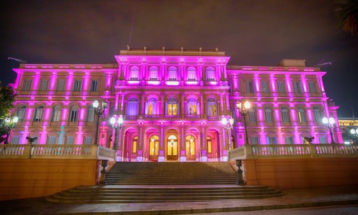 Στο Μπουένος Άιρες η Casa Rosada ή αλλιώς Ρόδινος Οίκος, αποτελεί την κατοικία και γραφείο του προέδρου της Αργεντινής. 