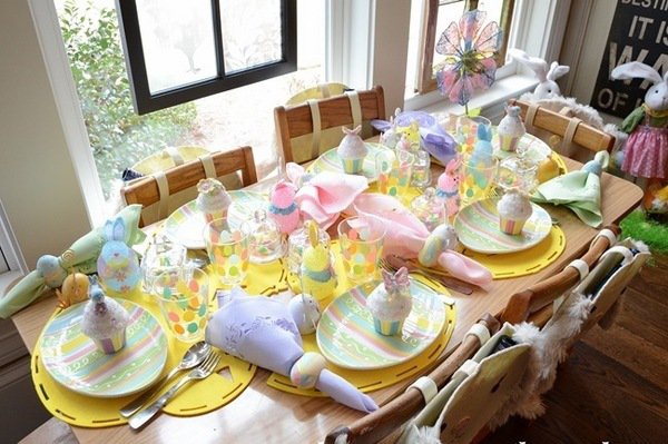 Easter-kids-party-table-decorations-pastel-colors-cupcakes